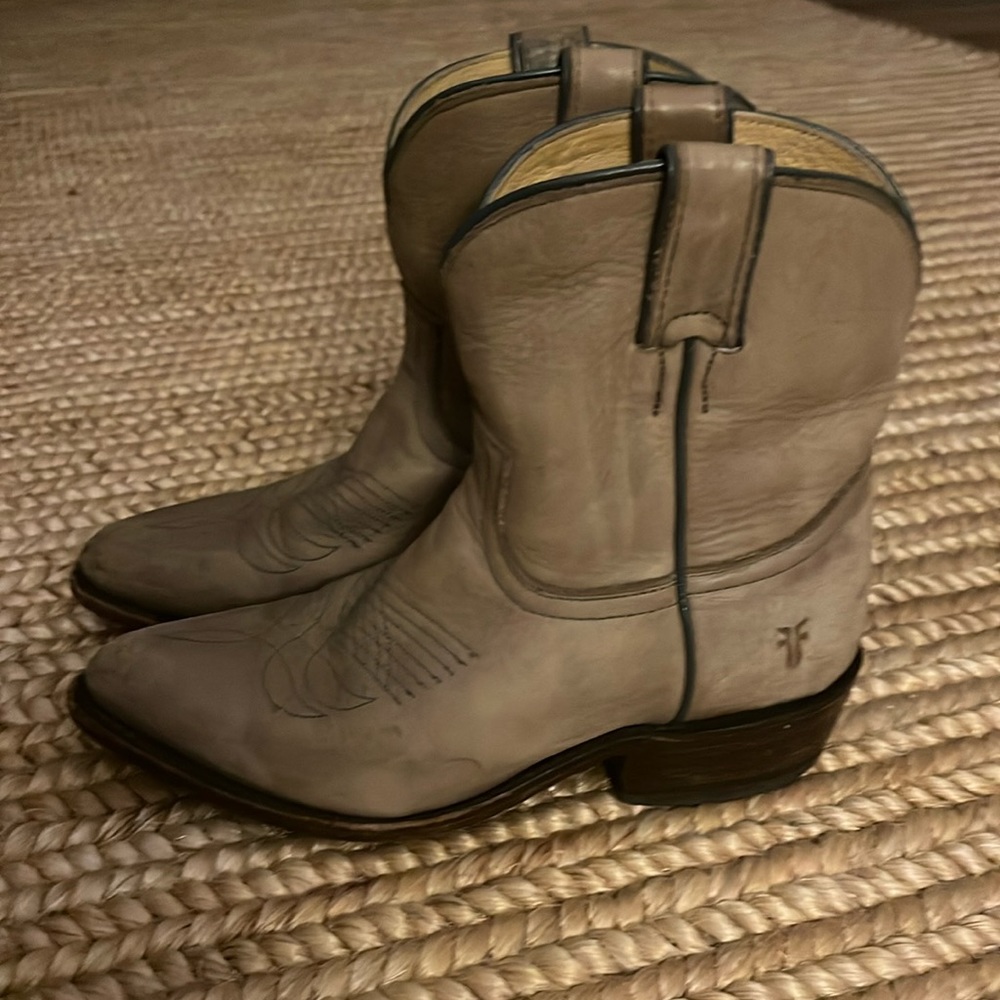 Frye Billy short gray distressed leather western women’s boots size 6.
